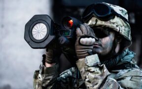 Soldat ajustant une cible avant de tirer son AT4